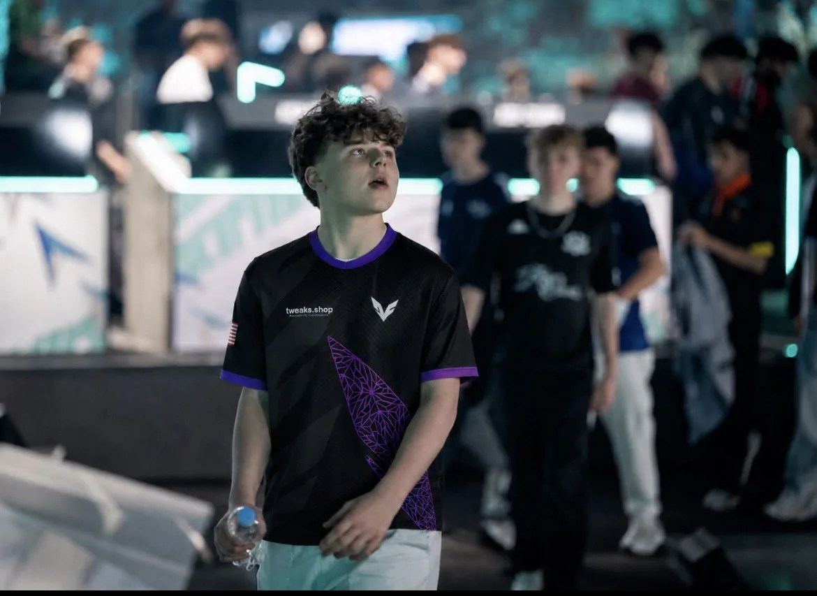 Void Esports player wearing jersey with TTWEAKS logo